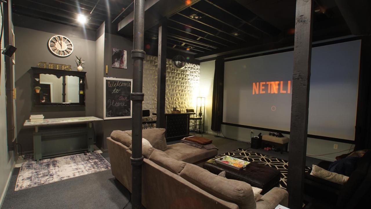 160Inch Home Movie Theater- Great For Movie Night! オマハ エクステリア 写真